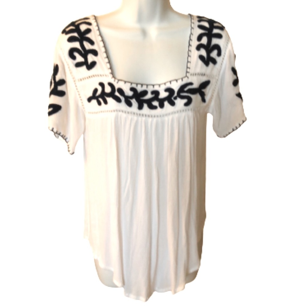 CHIC CONNECTION WHITE/NAVY EMBROIDERED TOP • Sz M